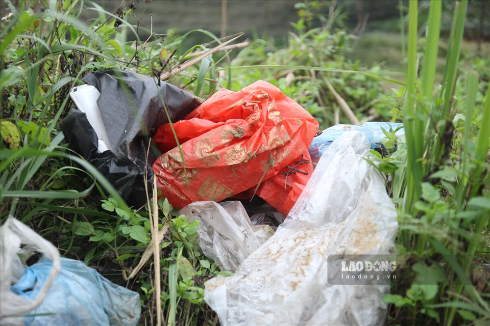 Rác thải các khu vực xã Nậm Búng và Gia Hội, huyện Nậm Búng vứt tràn lan trên tuyến quốc lộ 32.