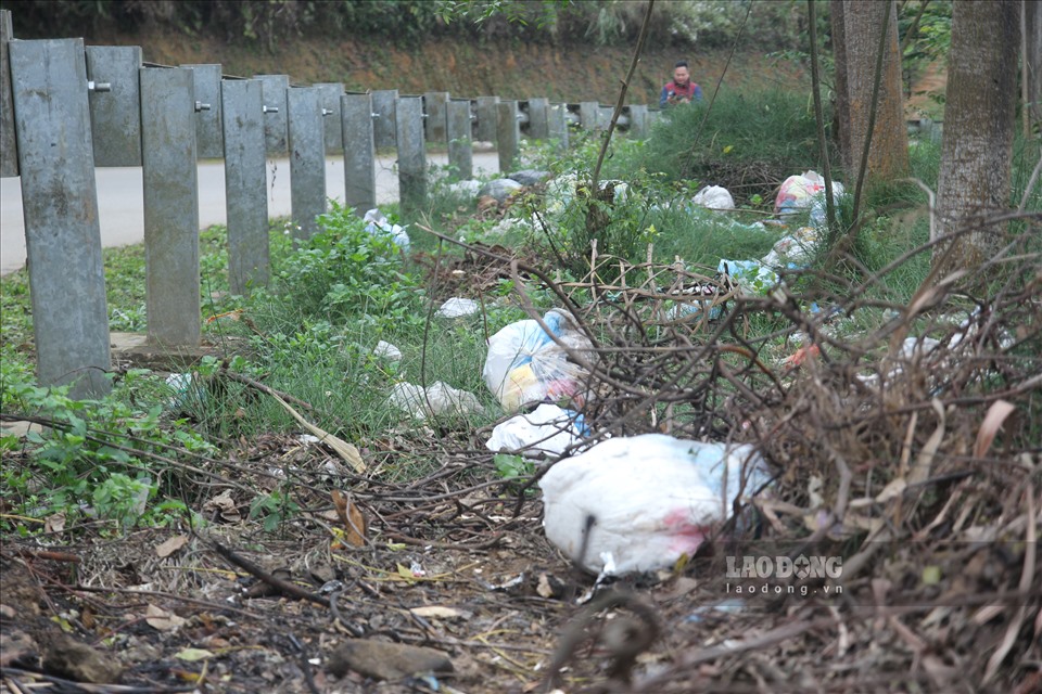 Các đống rác thải từ cũ tới mới vứt la liệt khắp nơi.