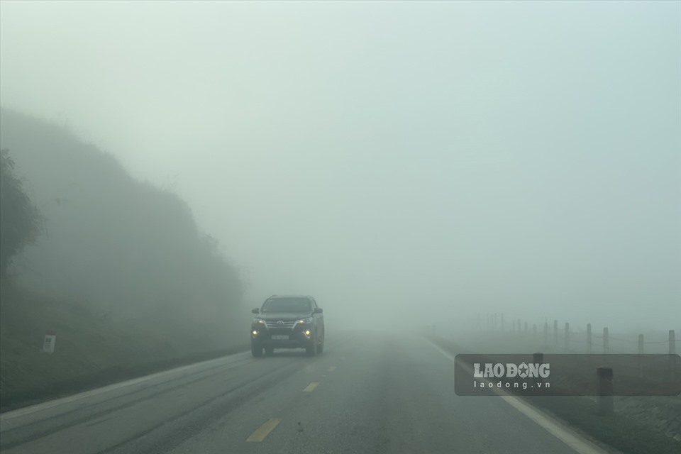 Sương mù dày đặc khiến tầm nhìn của lái xe bị hạn chế.