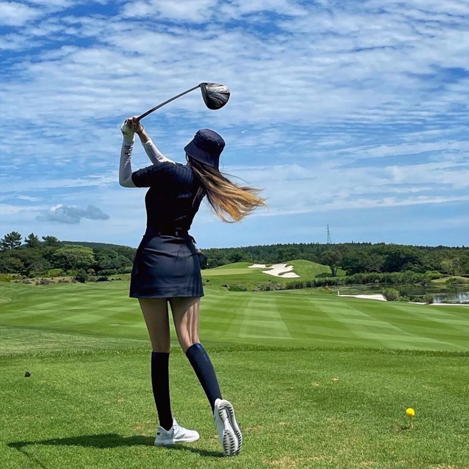 Hyomin có niềm yêu thích đặc biệt với bộ môn Golf, nữ ca sĩ cũng thường xuyên đăng tải những hình ảnh tại của mình tại sân Golf. Ảnh: Instagram
