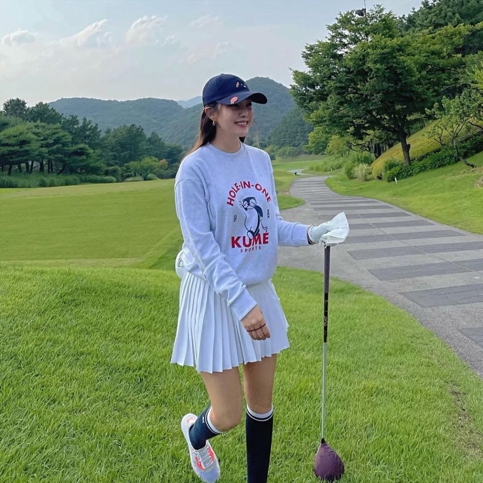 Hyomin có niềm yêu thích đặc biệt với bộ môn Golf, nữ ca sĩ cũng thường xuyên đăng tải những hình ảnh tại của mình tại sân Golf. Ảnh: Instagram