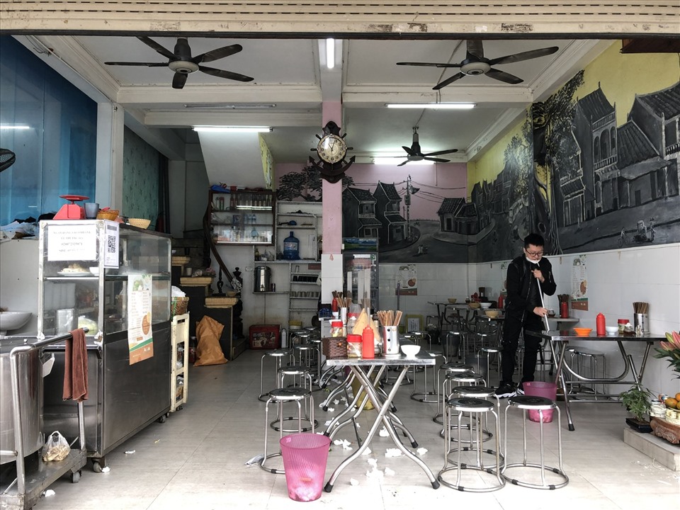 Một quán ăn trên địa bàn quận Thanh Xuân dọn dẹp và chỉ bán mang về từ 12h ngày 3.1. Ảnh: PV.