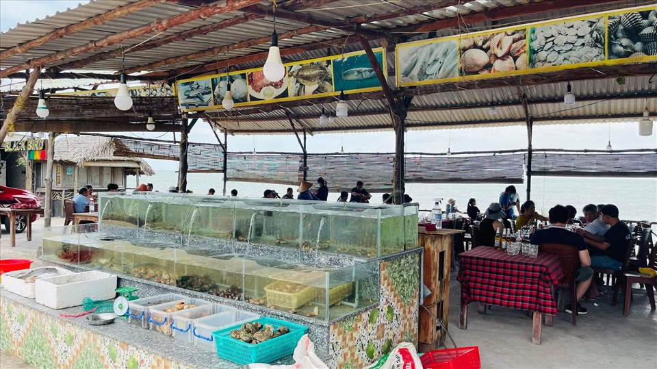 Các quán hải sản bán giá bình ổn trong dịp Tết Dương lịch, không có tình trạng du khách phản ánh bị “chặt chém“. Ảnh: DT