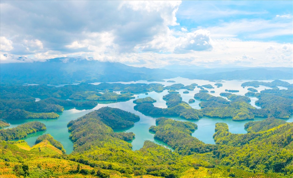 Hồ Tà Đùng ở Đắk Nông được ví như “Vịnh Hạ Long” trên Tây Nguyên. Ảnh: Phan Tuấn