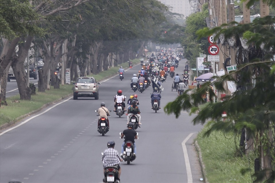 Cảnh đông đúc được ghi nhận tại đại lộ Nguyễn Văn Linh (hướng từ Quốc lộ 1A về Quận 7).