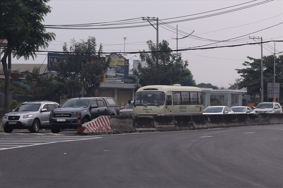 Xe ô tô “xếp hàng” dài chờ ra khỏi đường cao tốc TPHCM - Trung Lương.