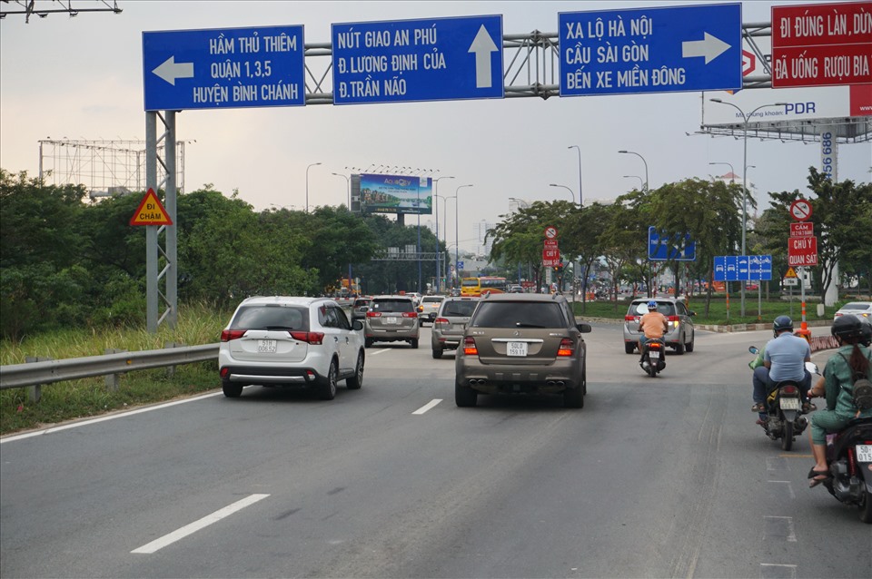 Lượng xe cộ từ cao tốc hướng về đường Mai Chí Thọ có tăng lên nhưng vẫn không xảy ra kẹt xe như mọi năm.