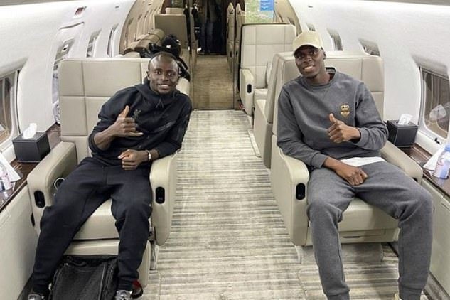 Không lâu sau cuộc so tài giữa Chelsea với Liverpool, Edouard Mendy và Sadio Mane đã cùng lên máy bay để tham dự Cúp các quốc gia châu Phi. Ảnh: Instagram NV
