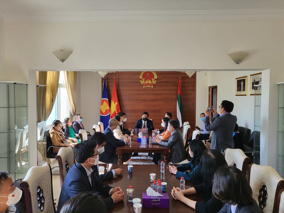 Đại sứ quán Việt Nam tại UAE gặp gỡ đoàn công tác, hỗ trợ thâm nhập thị trường Trung Đông nói chung và UAE nói riêng. Ảnh: Thu Thủy