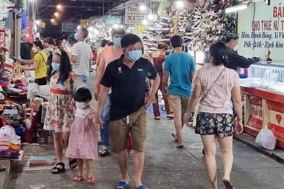 Nhiều gia đình cũng dẫn nhau đi chợ, ngoài mua sắm còn tận hưởng không khí chợ đêm, không khí nhộn nhịp vui vẻ của những ngày cận Tết. Ảnh: T.A