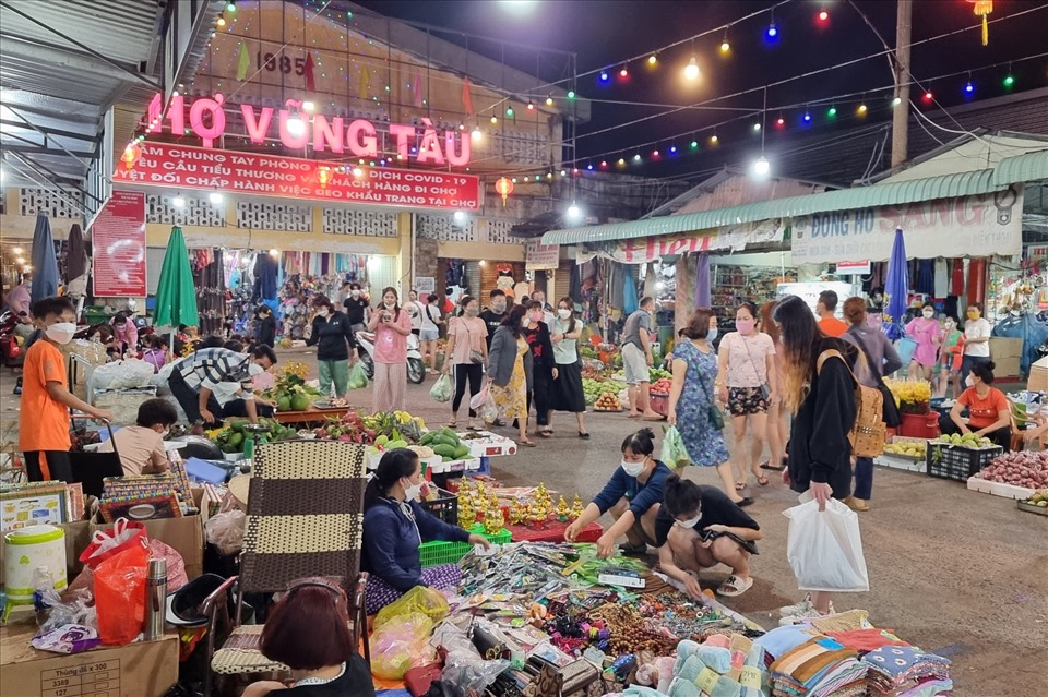 Chợ Vũng Tàu bán xuyên đêm phục vụ người dân cận Tết