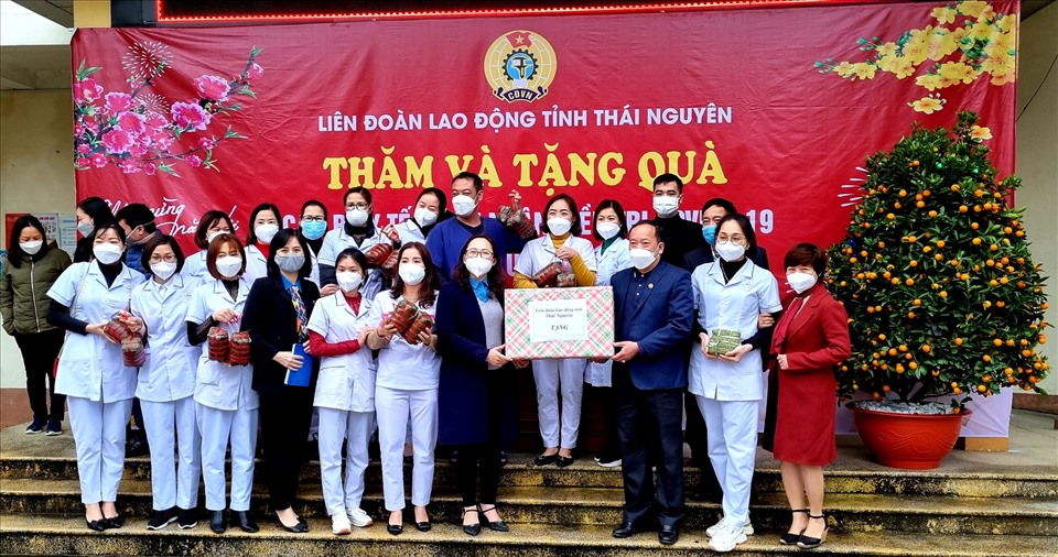 Lãnh đạo LĐLĐ tỉnh Thái Nguyên trao quà cho đại diện tuyến đầu chống dịch và công nhân đang điều trị COVID-19. Ảnh: CĐTN