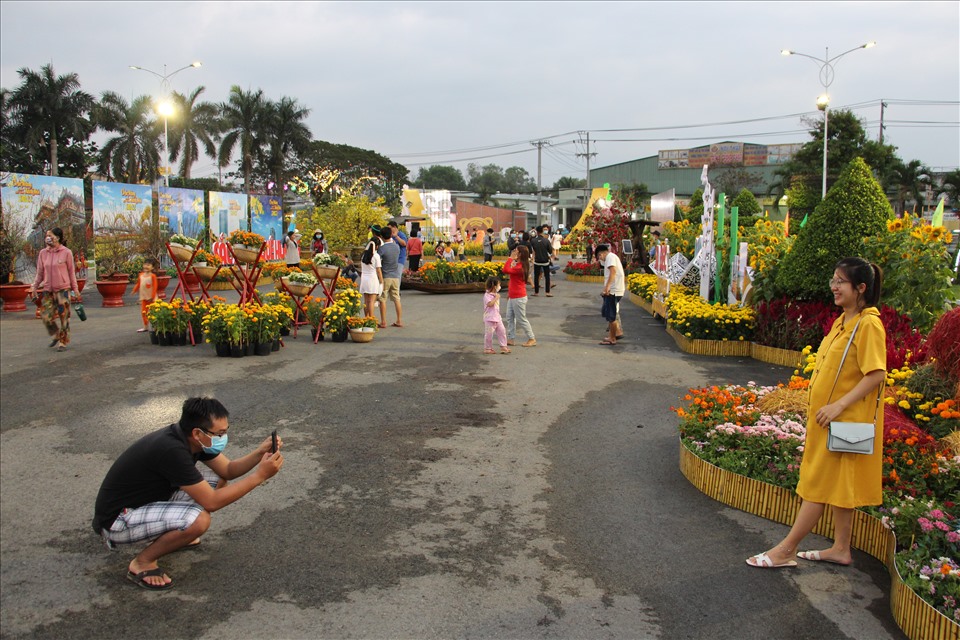 Người dân và du khách tranh thủ chụp ảnh trong ngày đầu đường hoa xuân Sa Đéc mở cửa.