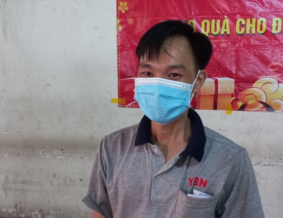Anh Phan Văn Long cho biết dịch bệnh khiến kinh tế khó khăn nên ở lại Bình Dương đón Tết.
