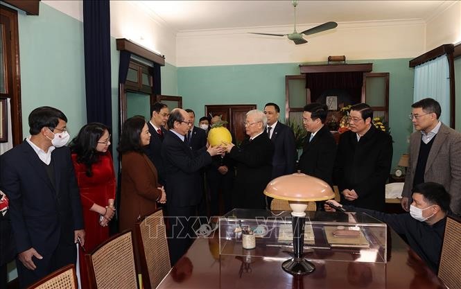 Cán bộ, nhân viên Khu di tích Chủ tịch Hồ Chí Minh trao tặng Tổng Bí thư Nguyễn Phú Trọng quả bòng từ vườn Bác.