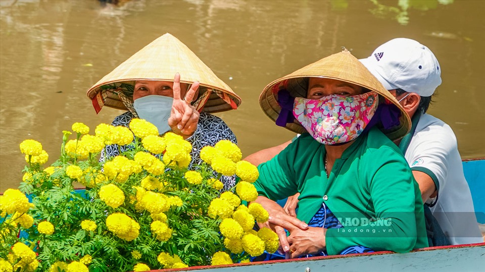 Ông Lạc chia sẻ thêm, nhà ông ở vùng sâu, vùng xa, dù đường quốc lộ đã được khơi thông nhưng vào dịp Tết ông vẫn thích dùng ghe đi mua hoa kiểng. “Đi vậy thấy lòng vui lắm, nhớ những ngày tết xưa nữa. Với lại, đi như vậy chở được nhiều, an toàn và thoải mái”, ông Lạc cho hay.