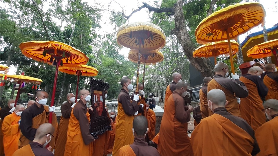 Rất đông tăng ni, Phật tử, người dân đến dự lễ rước xá lợi Thiền sư Thích Nhất Hạnh về Chùa Từ Hiếu. Ảnh: PĐ.
