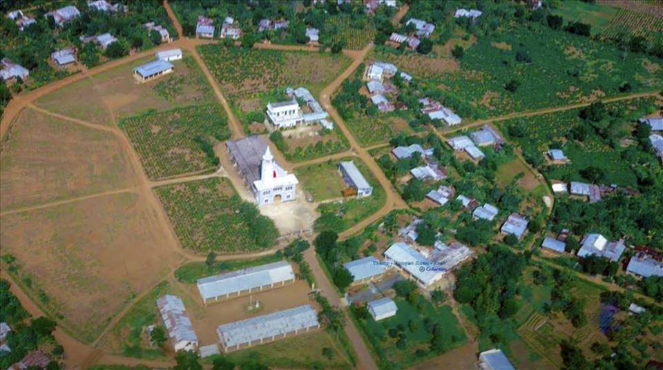 Từ năm 1955, nhà thờ trung tâm làng Tân Hà cũng bắt đầu được xây dựng ở vị trí trung tâm của làng. Cha Patrice Gagné, Đấng sáng lập Giáo xứ Tân Hà và cũng là người đứng ra xây dựng nhà thờ đầu tiên.