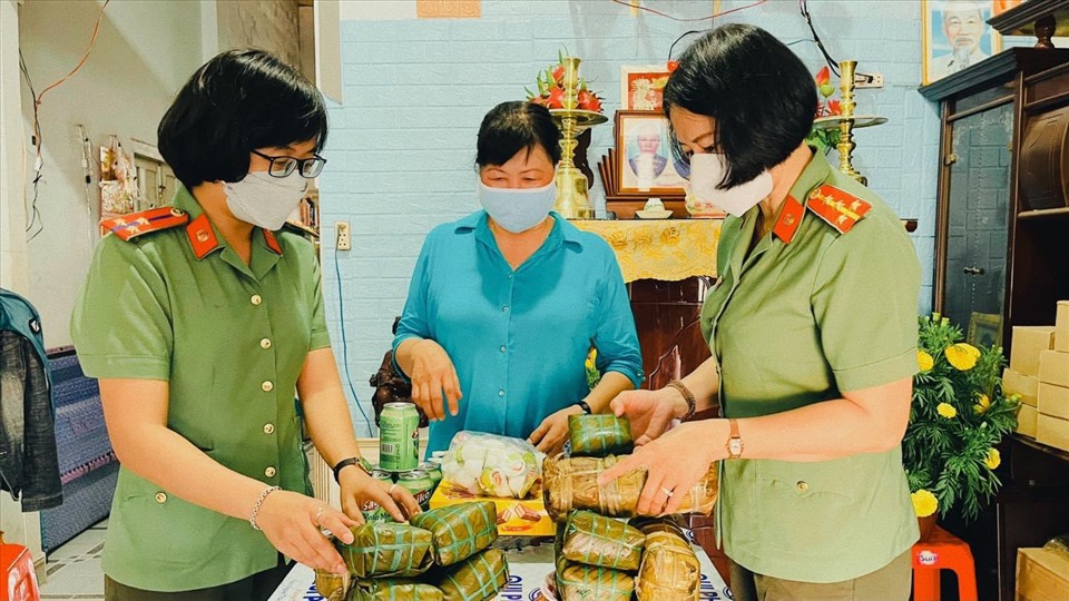 Công đoàn Công an tỉnh Bình Thuận mang đến những món quà Tết ấm áp cho Đoàn viên. Ảnh: CA