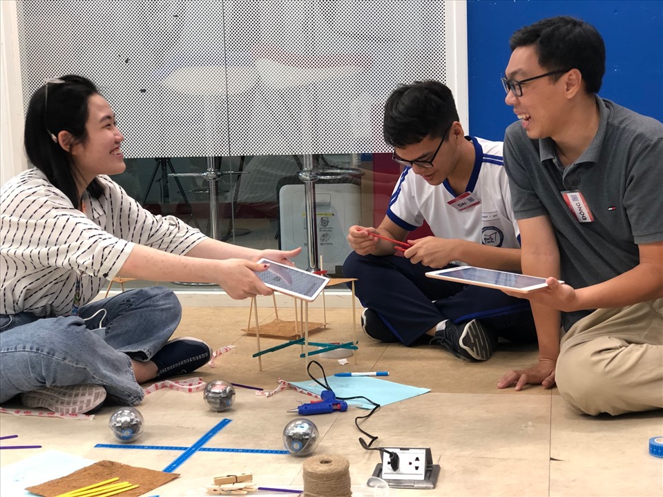 Trung tâm Mỹ tại Thành phố Hồ Chí Minh hợp tác với Trung tâm Xuất sắc về Kỹ thuật số của đại học RMIT Việt Nam tổ chức Câu lạc bộ Robotics cho các bạn học sinh, sinh viên Việt Nam vào tháng 3.2021. Sau hai tháng, học viên có thể lập trình robot Sphero để hỗ trợ các giải pháp STEM trong cộng đồng. Ảnh: ĐSQ Mỹ