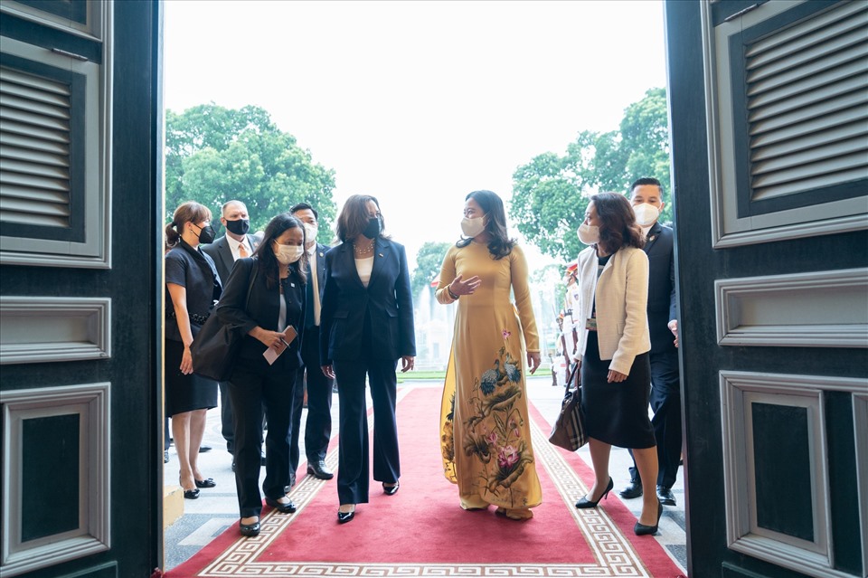 Phó Tổng thống Mỹ Kamala Harris trò chuyện cùng Phó Chủ tịch nước Việt Nam Võ Thị Ánh Xuân trước khi bước vào buổi họp tại Phủ Chủ tịch vào ngày 25.8.2021. Ảnh: ĐSQ Mỹ