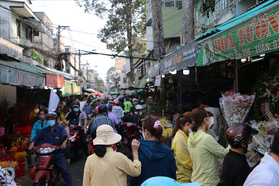 Ghi nhận của Lao Động tại chợ hoa Hồ Thị Kỷ - chợ hoa sỉ lớn nhất TPHCM trong chiều 28 tháng Chạp, đang đón một lượng khách rất lớn đổ về đây để mua sắm khiến cả tuyến đường tại chợ bị tắc nghẽn.