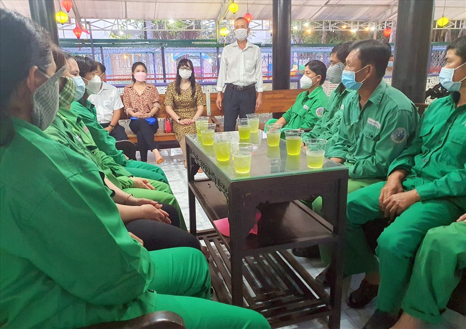 Chủ tịch Hiệp hội Doanh nghiệp tỉnh Bạc Liêu chia sẻ khó khăn với công nhân. Ảnh: Nhật Hồ