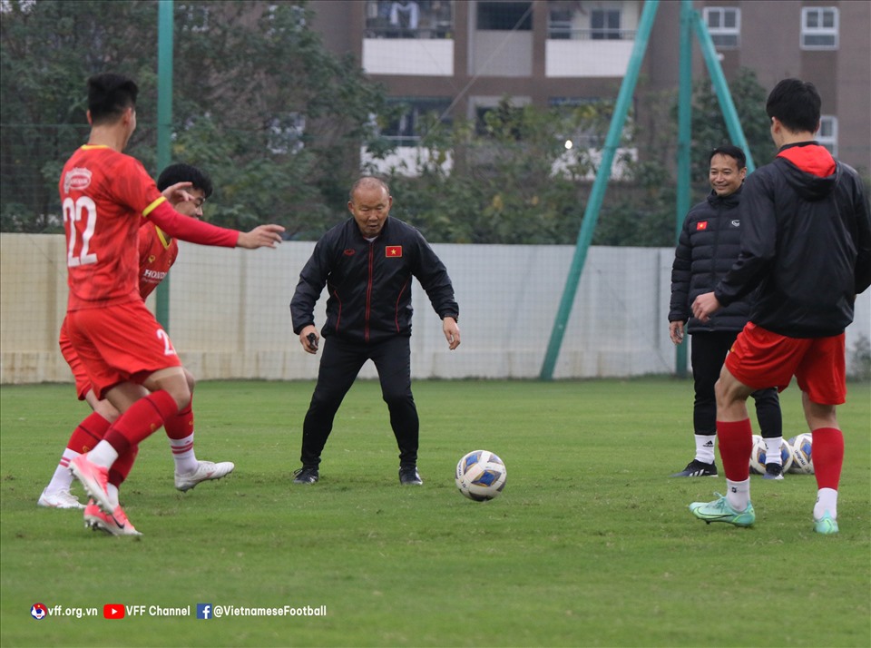 Huấn luyện viên Park Hang-seo tham gia tập luyện cùng các học trò. Ảnh: VFF