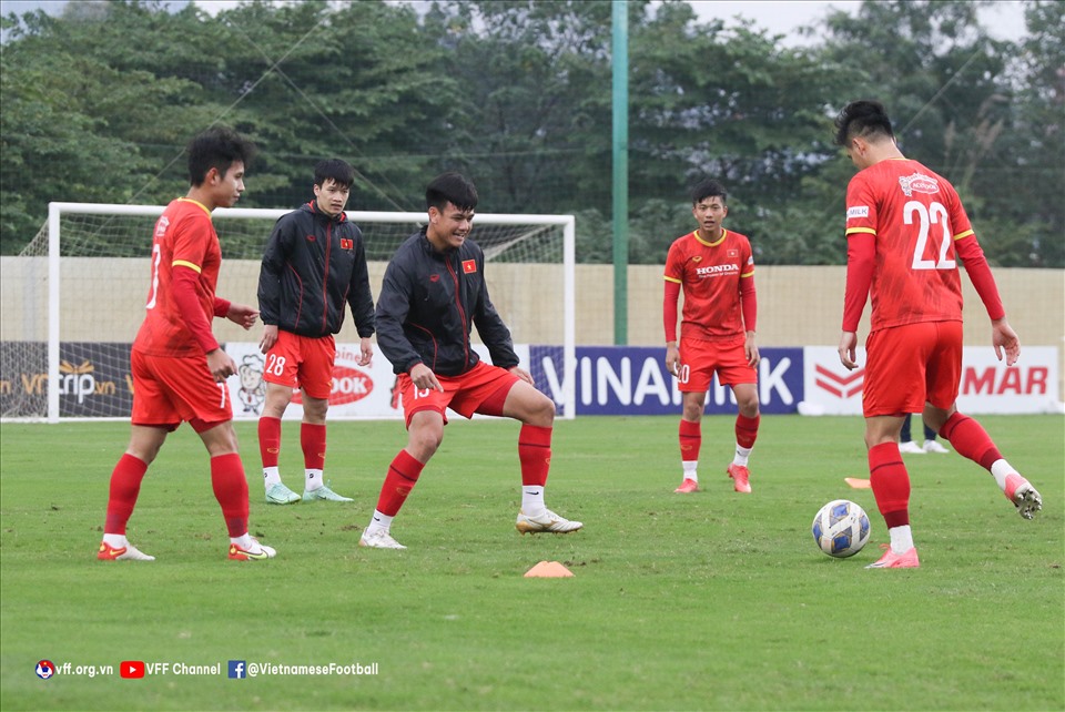 Các cầu thủ tuyển Việt Nam tỏ ra thoải mái, tự tin và hứng khởi tập luyện trong suốt quãng thời gian trên sân tập. Ảnh: VFF