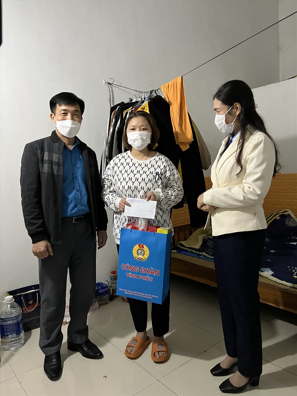 Lãnh đạo Liên đoàn Lao động tỉnh Vĩnh Phúc thăm hỏi, tặng quà công nhân. Ảnh: Lâm Nguyễn