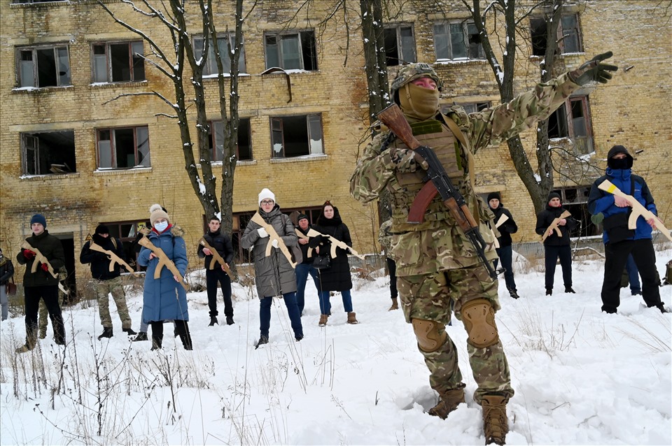 Một giảng viên quân sự dạy dân thường cầm mô phỏng bằng gỗ của súng trường Kalashnikov trong một buổi huấn luyện ở thủ đô Kiev, Ukraina ngày 30.1. Ảnh: AFP