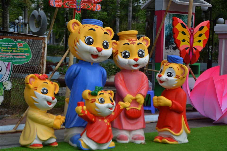 Đặc biệt, hình ảnh ông Hổ tại khu vui chơi trẻ em được thiết kế với nét dễ thương như những chú mèo khổng lồ. Ảnh: LT