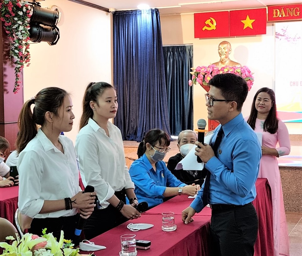 Chị em Trần Thị Hoàng Phương (bên trái) và Trần Thị Hoàng Trang tham gia giao lưu tại buổi lễ tuyên dương các đảng viên trẻ là công nhân trực tiếp do LĐLĐ TPHCM tổ chức. Ảnh: Nam Dương