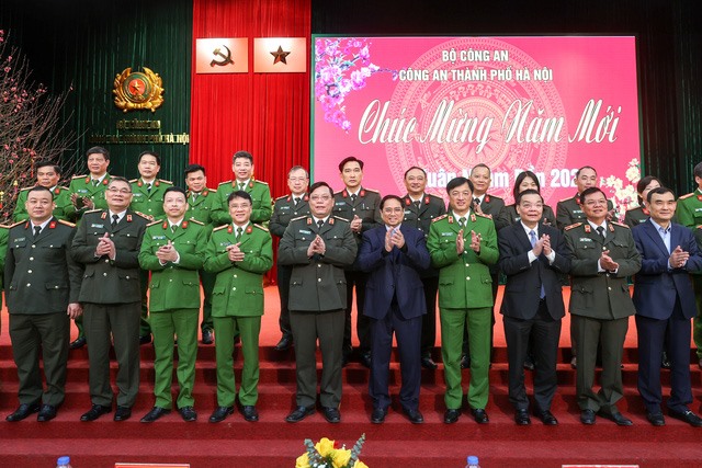 Thủ tướng chụp ảnh kỷ niệm cùng ban lãnh đạo Công an thành phố Hà Nội. Ảnh: Hải Nguyễn