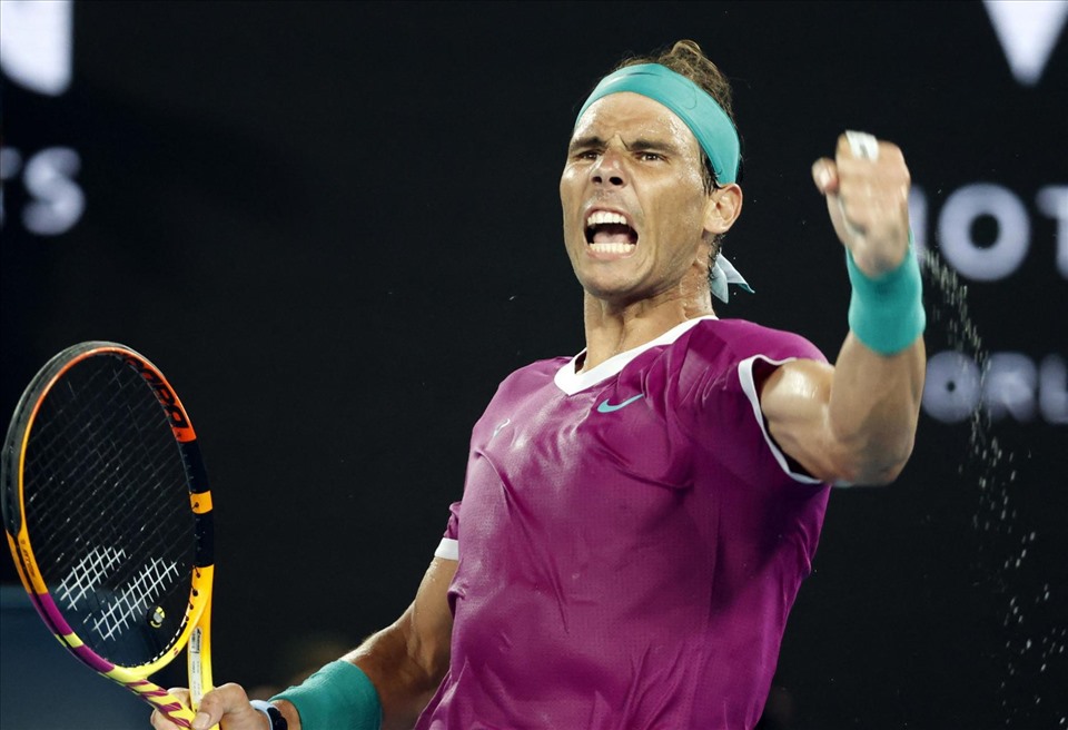 Tinh thần, ý chí chiến đấu không rời bỏ Nadal, dù ở hoàn cảnh nào, tuổi tác nào. Ảnh: AO