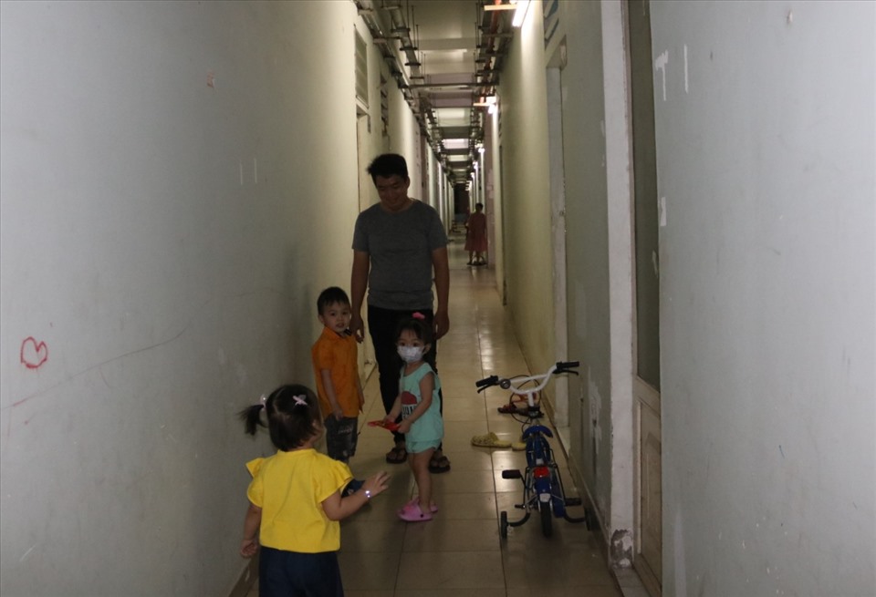 Trẻ em con công nhân ở lại cùng cha mẹ chơi Tết trong không gian nhỏ hẹp