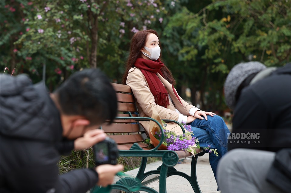 Thời tiết tạnh ráo, nhiều người tranh thủ đi chụp ảnh Tết. Trong ảnh là Hoàng Bảo Trâm - cô gái từ Sài Gòn ra Hà Nội chơi, du xuân. Do tình hình dịch bệnh phức tạp nên chị thấy Tết Hà Nội khá vắng vẻ. Đặc biệt, những ngày cuối cùng của năm cũ thời tiết lạnh rất đặc trưng của miền Bắc dịp Tết.