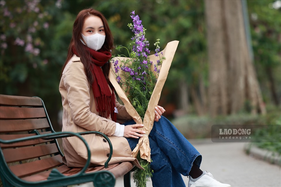 Thời tiết tạnh ráo, nhiều người tranh thủ đi chụp ảnh Tết. Trong ảnh là Hoàng Bảo Trâm - cô gái từ Sài Gòn ra Hà Nội chơi, du xuân. Do tình hình dịch bệnh phức tạp nên chị thấy Tết Hà Nội khá vắng vẻ. Đặc biệt, những ngày cuối cùng của năm cũ thời tiết lạnh rất đặc trưng của miền Bắc dịp Tết.