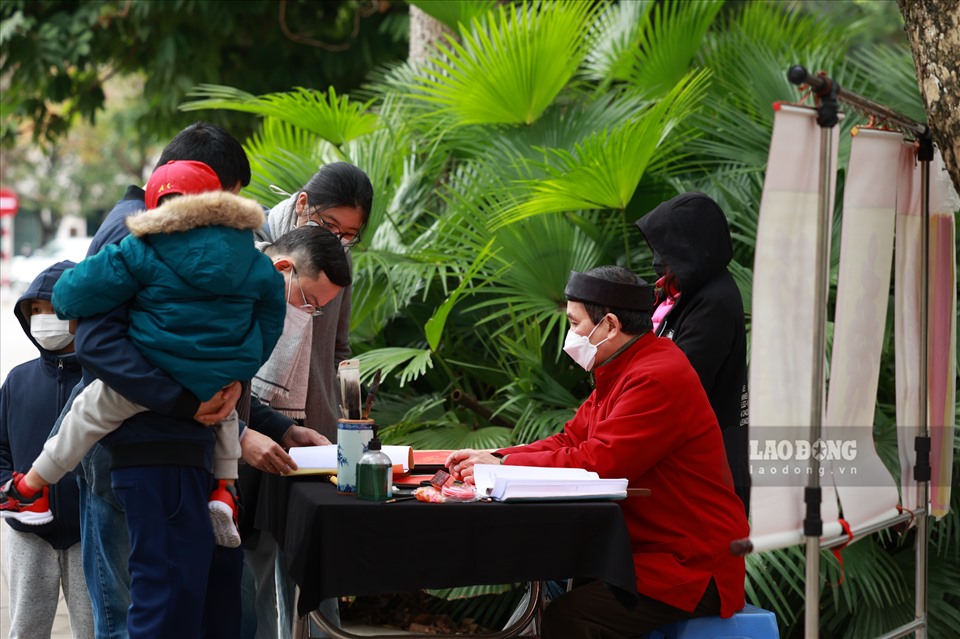 Ngày xuân nhiều người đã xin chữ ông đồ.