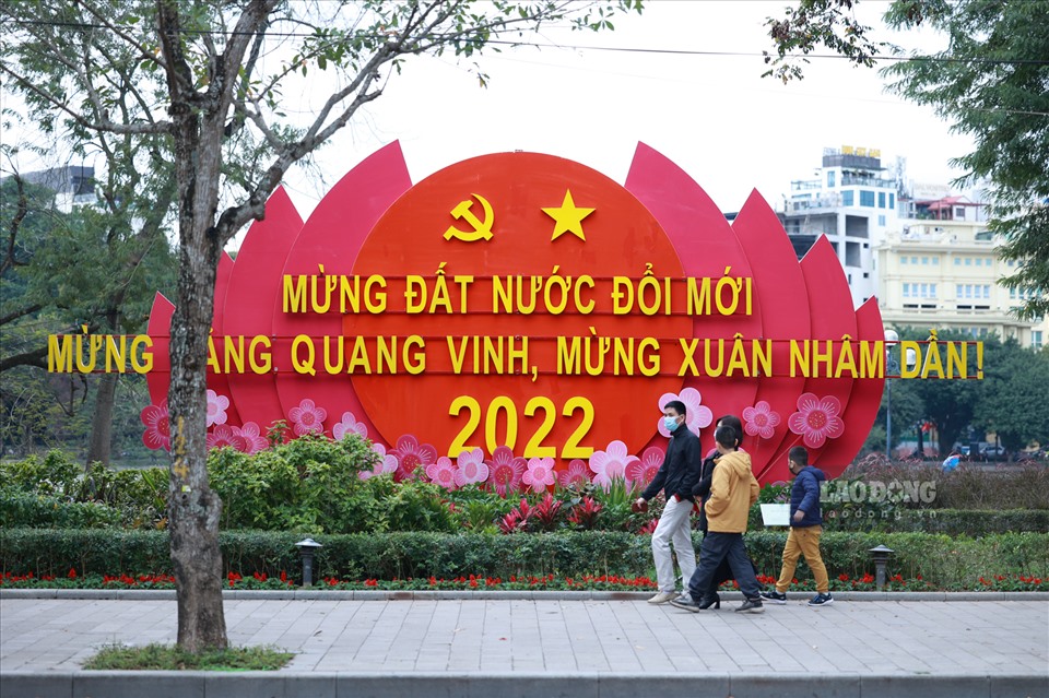 Bờ Hồ được trang hoàng đón Tết Nhâm Dần.