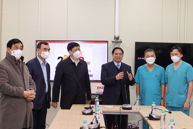 Thủ tướng Phạm Minh Chính tới thăm, chúc Tết đội ngũ bác sĩ, y tá, nhân viên y tế đang làm nhiệm vụ tại Bệnh viện điều trị bệnh nhân COVID-19 của Bệnh viện Đại học Y Hà Nội, đặt tại quận Hoàng Mai.