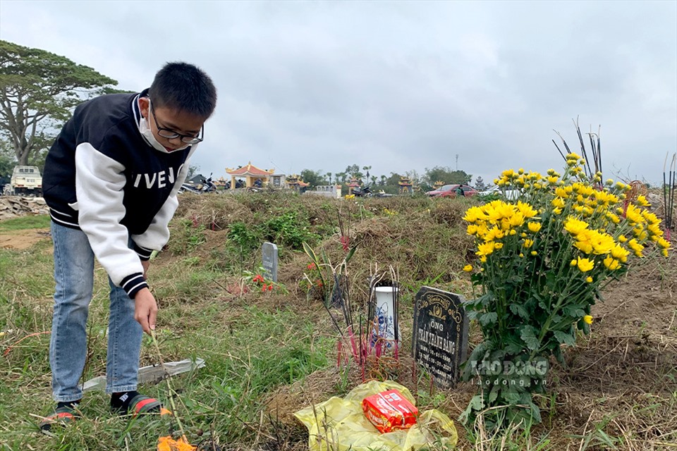 Thăm viếng phần mộ đã trở thành một nét truyền thống, đặc trưng riêng của người Việt mỗi khi Tết đến. Bởi vậy, dù đi xa nhưng mỗi người dân Việt Nam đều dành thời gian trở về quê hương để thăm viếng những người đã khuất.