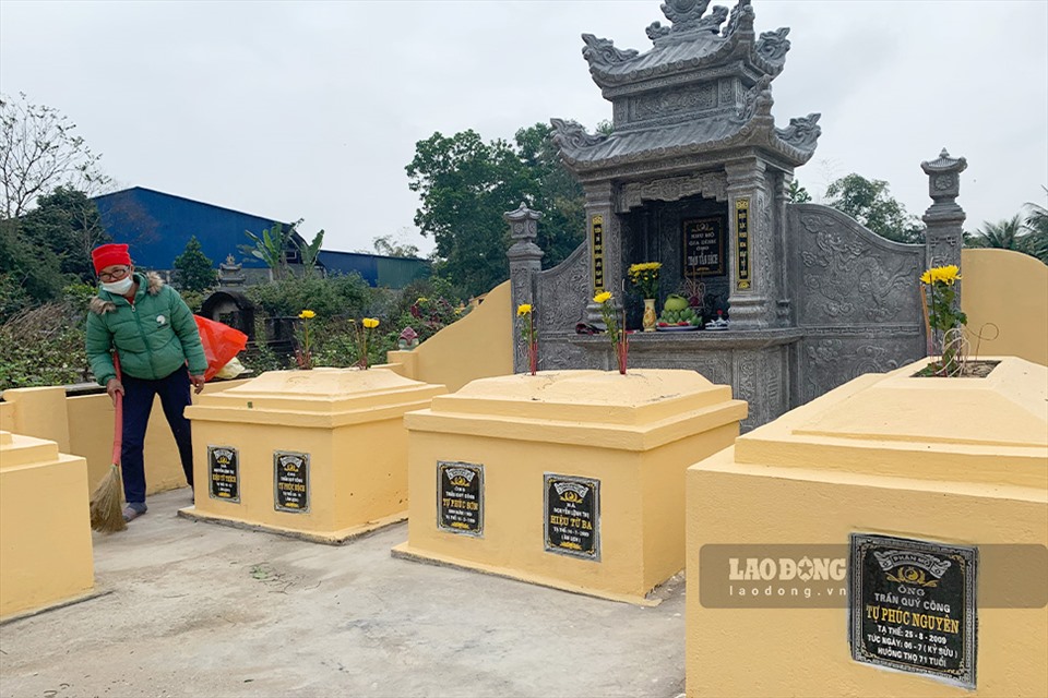 Chị Trần Thị Nhung (thôn 6, xã Quảng Giao, huyện Quảng Xương, tỉnh Thanh Hoá) đang dọn dẹp khu mộ phần của ông bà, tổ tiên trong gia đình. Mọi thứ được thực hiện một cách cẩn thận, nghiêm trang.