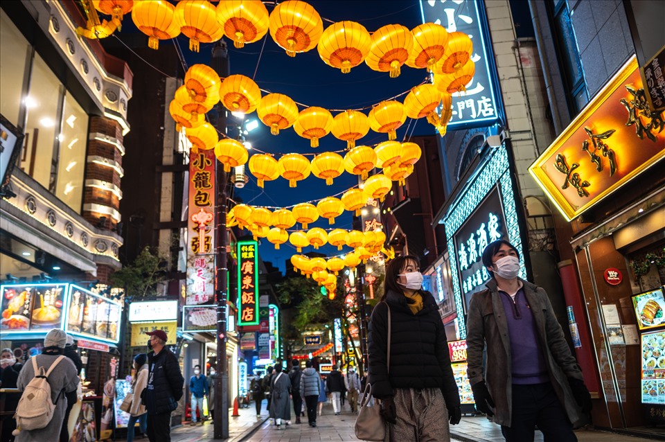 Người đi bộ bên dưới những chiếc đèn lồng trong khu phố mua sắm Chinatown ở Yokohama ngày 16.1, trước Tết Nguyên đán Nhâm Dần. Ảnh: AFP