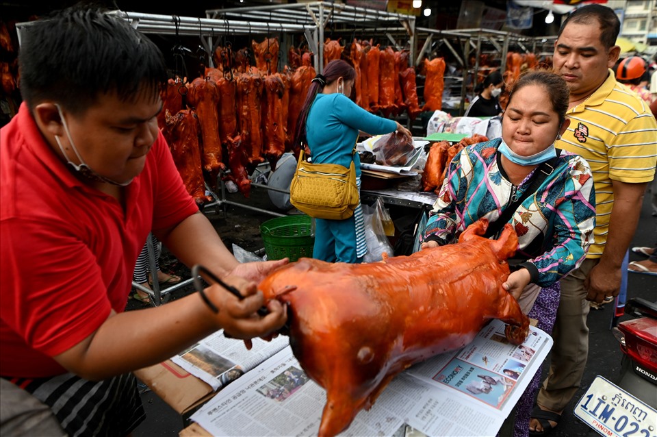 Chợ lợn quay rất sôi động ở Campuchia dịp Tết Nguyên đán. Ảnh: AFP