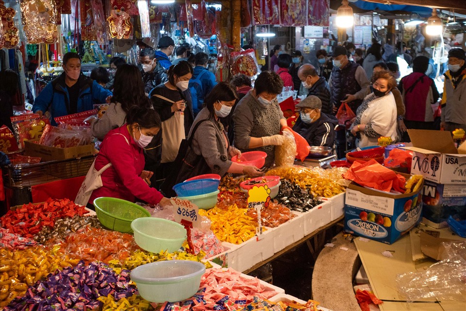 Người mua sắm chọn kẹo tại một gian hàng ở khu Choi Hung của Hong Kong trước kỳ nghỉ Tết Nguyên đán Nhâm Dần. Ảnh: AFP