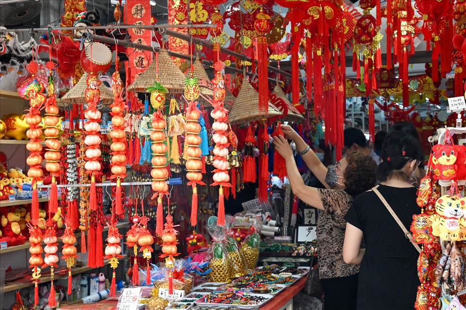 Một người phụ nữ ngắm đồ trang trí Tết tại Singapore. Ảnh: AFP