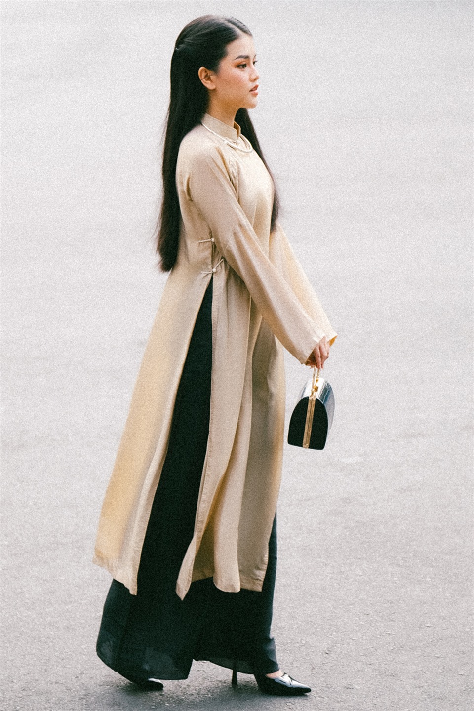 Nữ diễn viên diện áo dài vải trơn may từ lụa cao cấp của nhà thiết kế Vũ Việt Hà.
