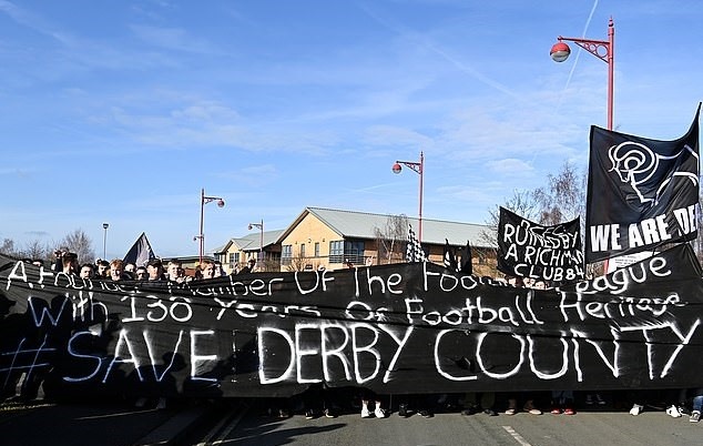 Sự tức giận của các cổ động viên Derby County. Ảnh: AFP