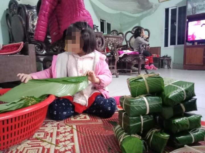 Nhiều trẻ nhỏ hào hứng với hoạt động gói bánh chưng xanh, phụ giúp cha mẹ, ông bà. Ảnh: Thiều Trang.